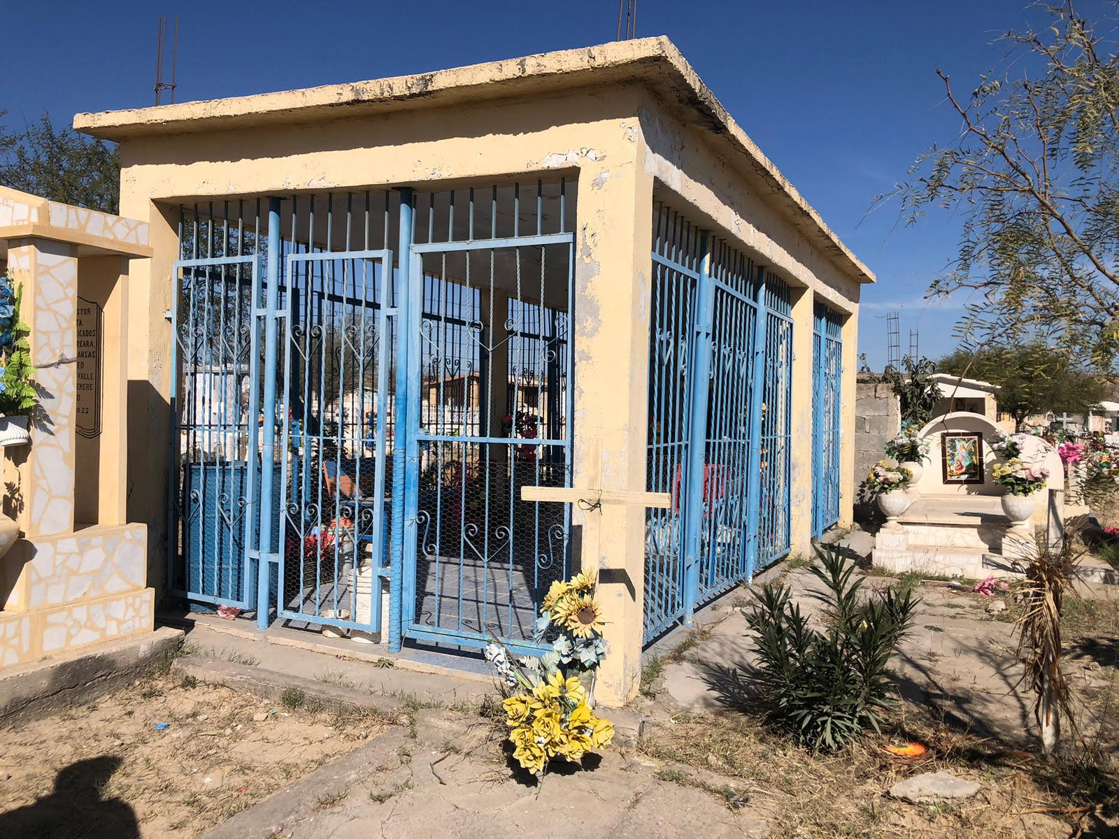 Aparece muñeca vestida de novia en capilla del panteón