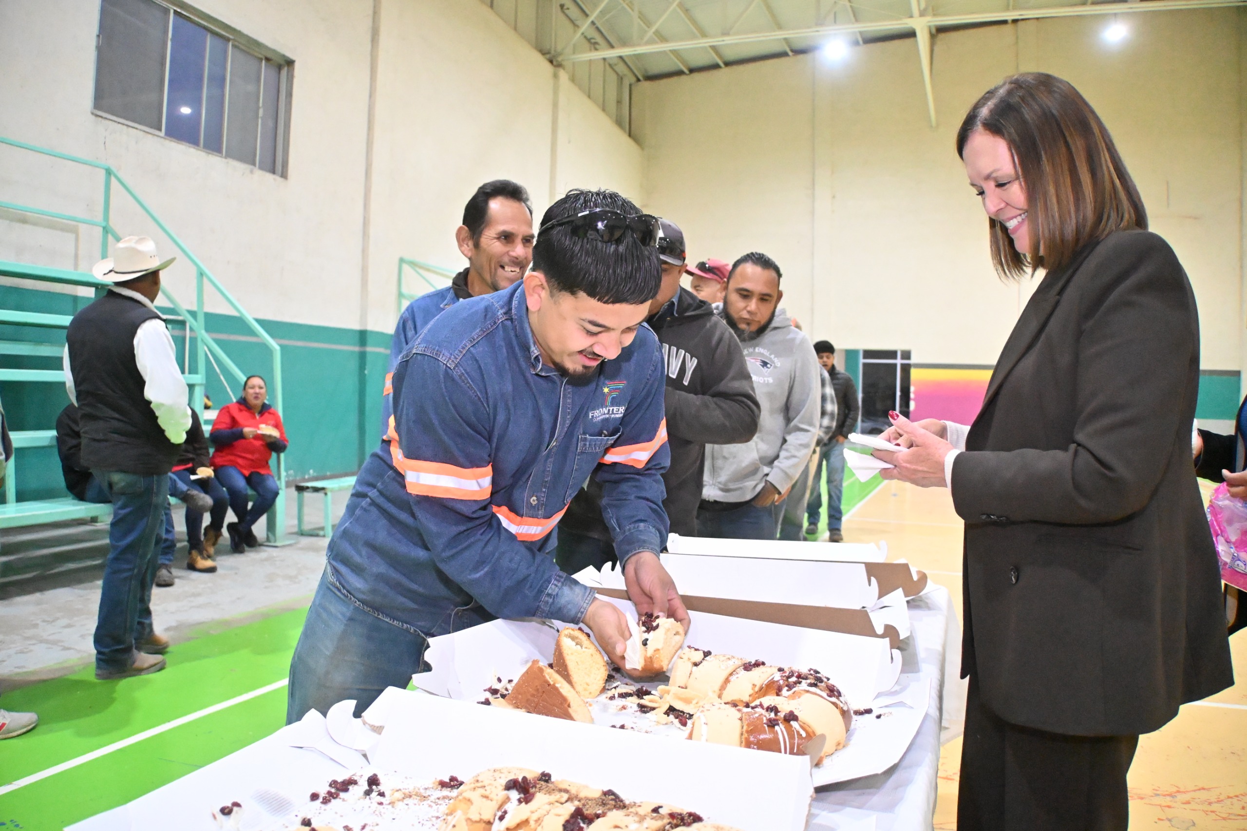 Comparte Sari rosca de reyes con empleados municipales