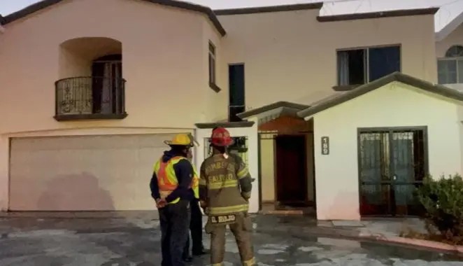 Rescatan a 2 jóvenes atrapadas por incendio
