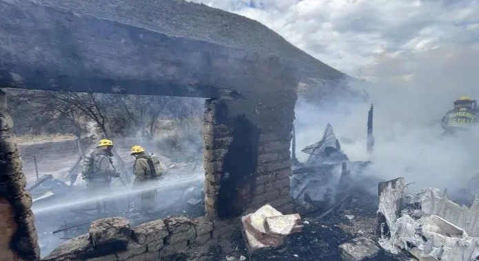 Voraz incendio reduce a cenizas 3 tejabanes