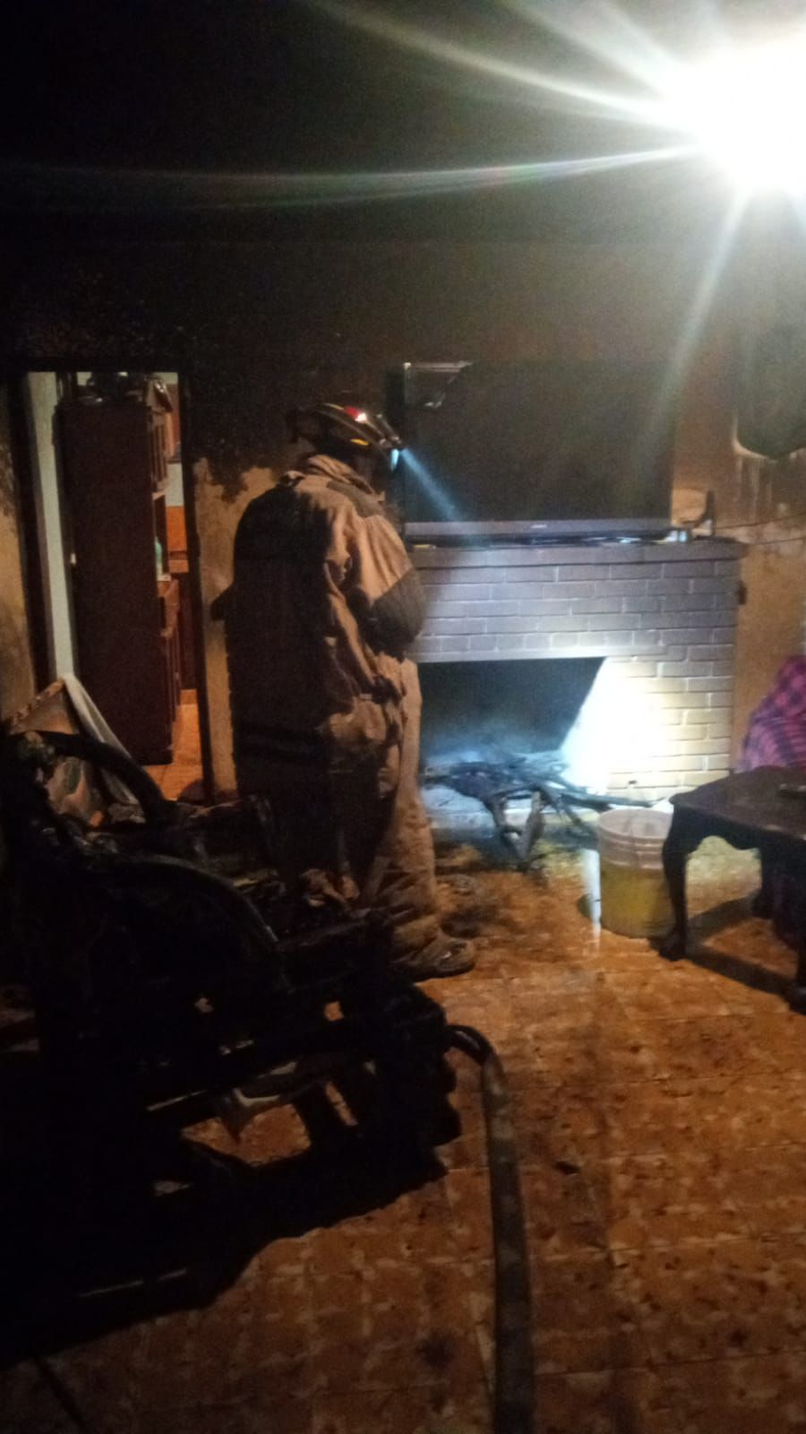 Se salva de morir calcinado en casa