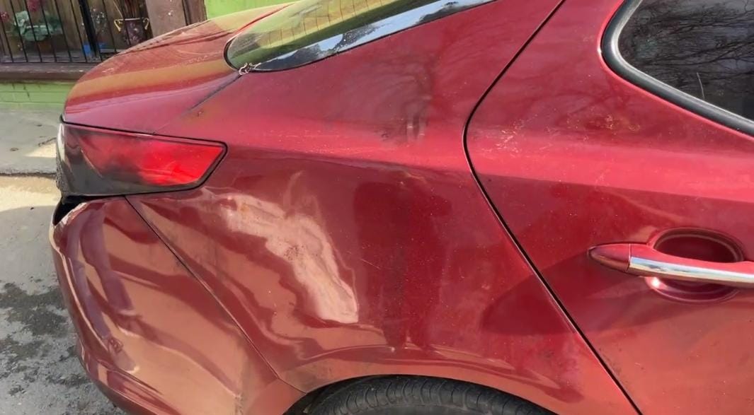 Le rocían diésel a auto para quemarlo