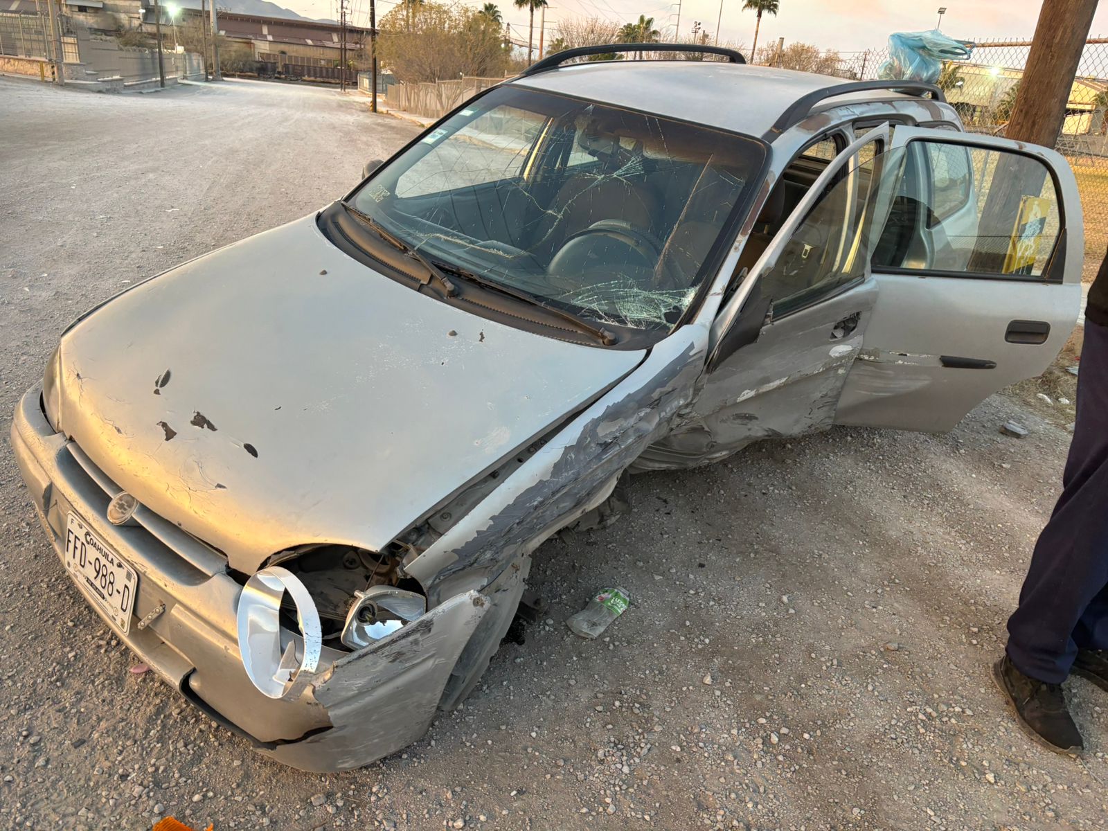 Borracho destroza auto y derriba barda de escuela