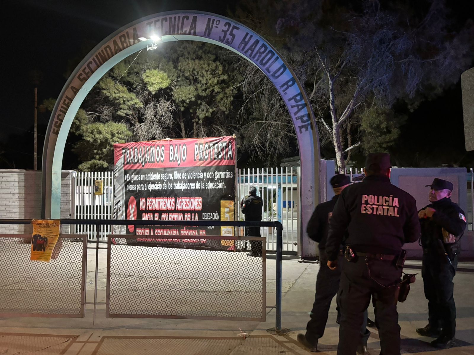 Riña entre alumnos y padres de familia de la Secundaria 35