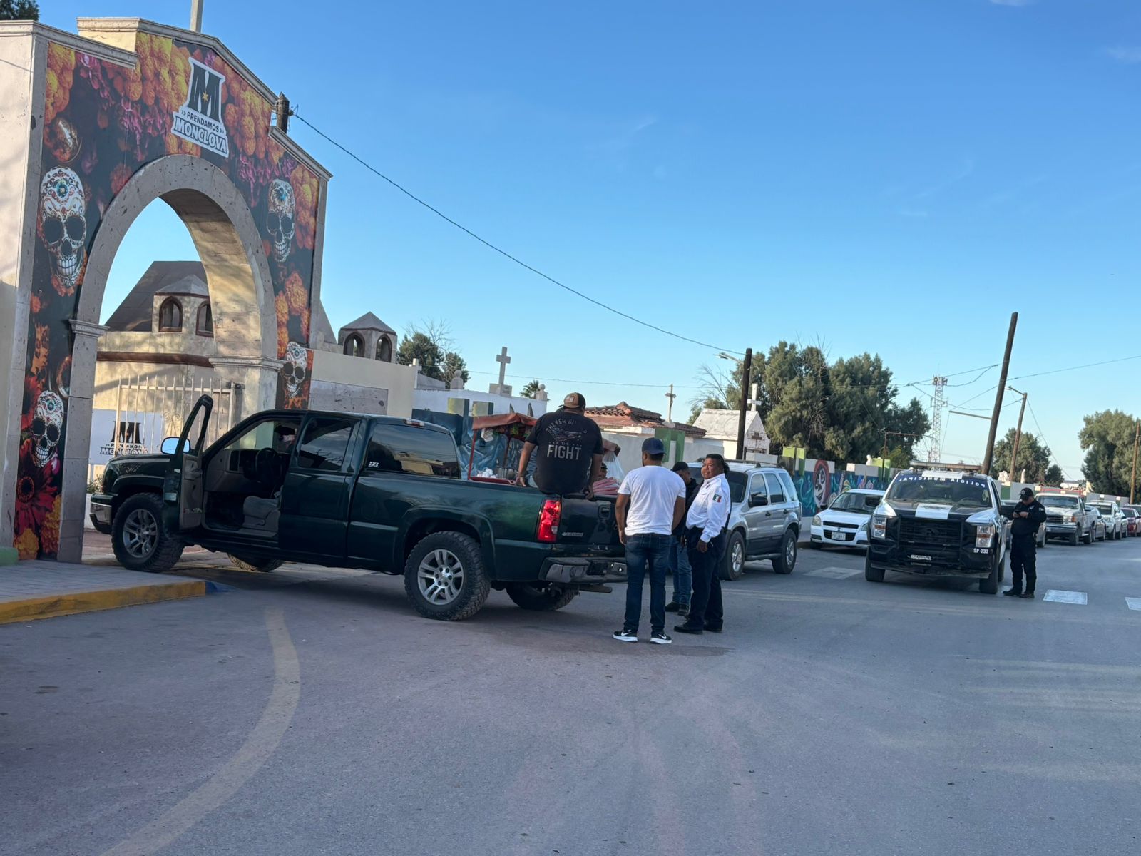 Hacen vecinos justicia y salvan botín en panteón