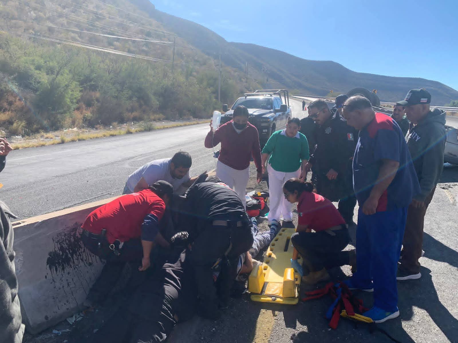 Se vuelca camioneta en El Cariño de la Montaña