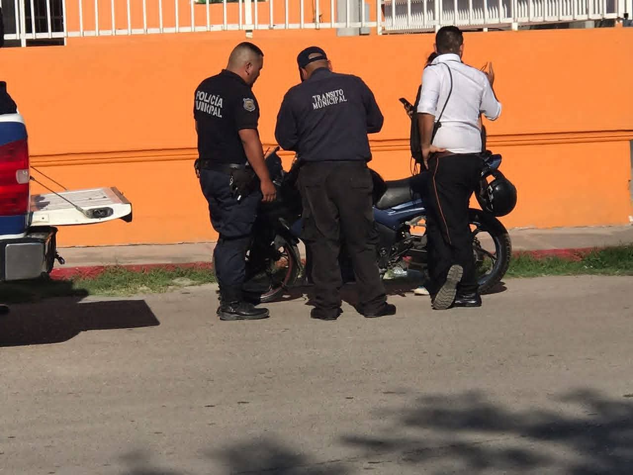 Trata de reparar su moto y se termina amputando un dedo