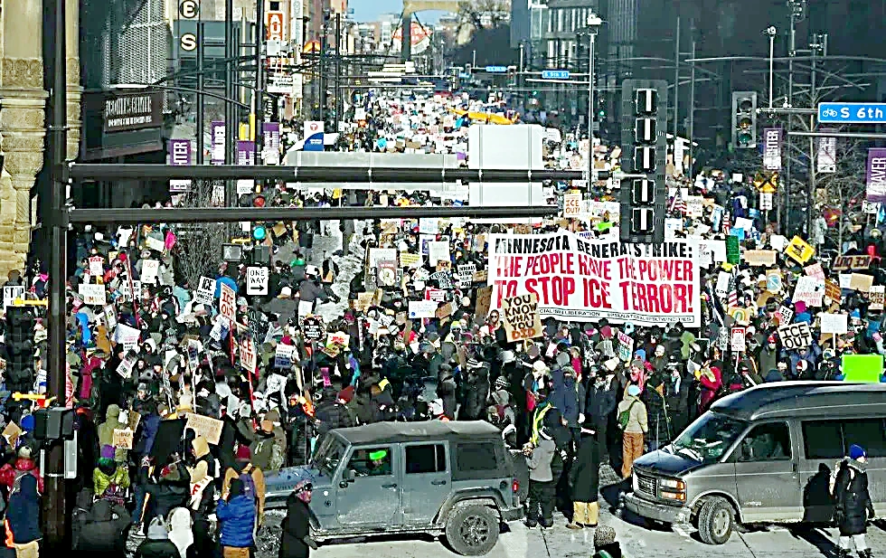 Manifestantes inundan las calles de Minneapolis