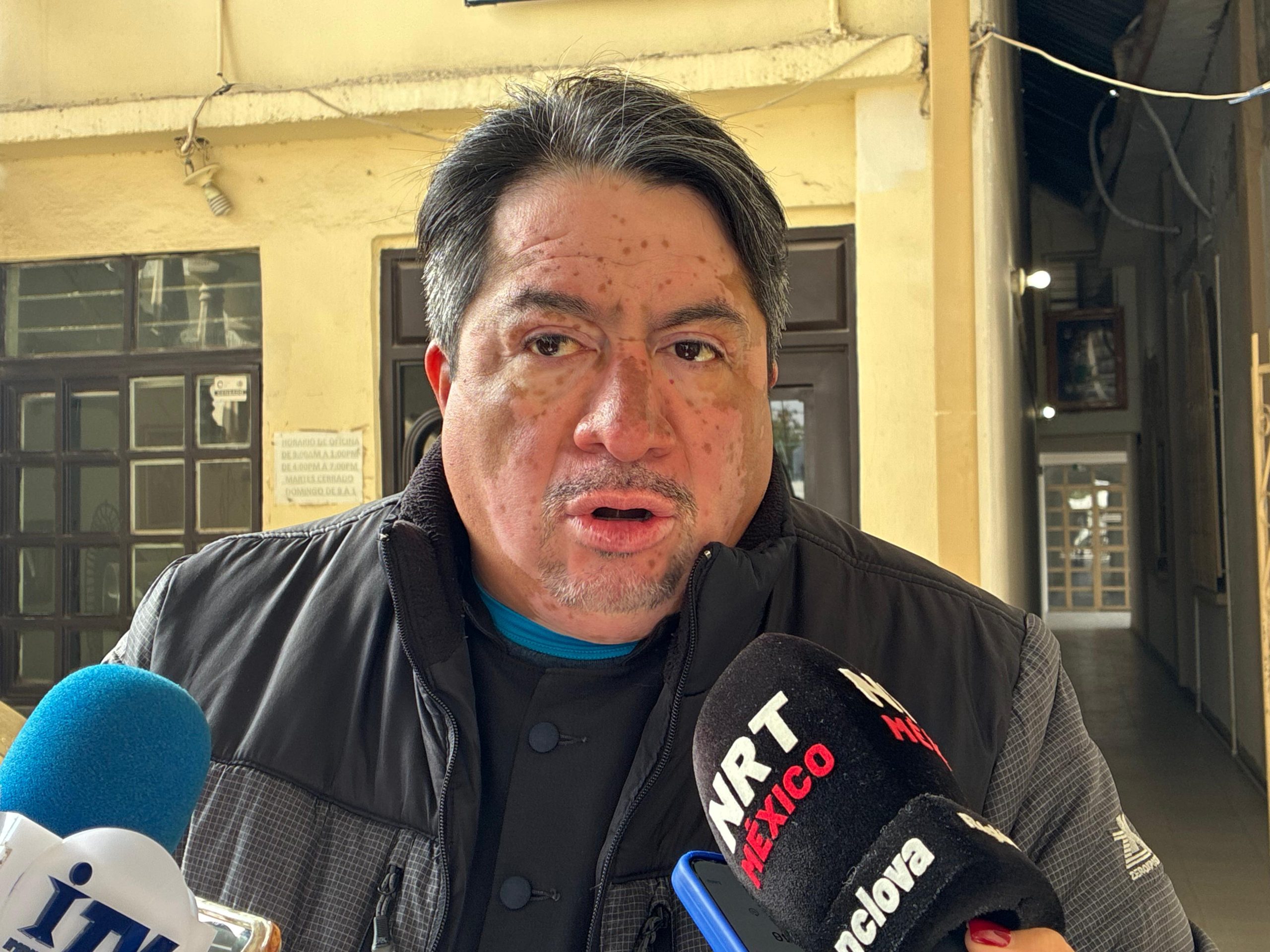 Albergan por frío 11 migrantes en iglesia