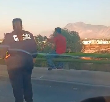 Rescatan policías de Saltillo a hombre en puente vehicular