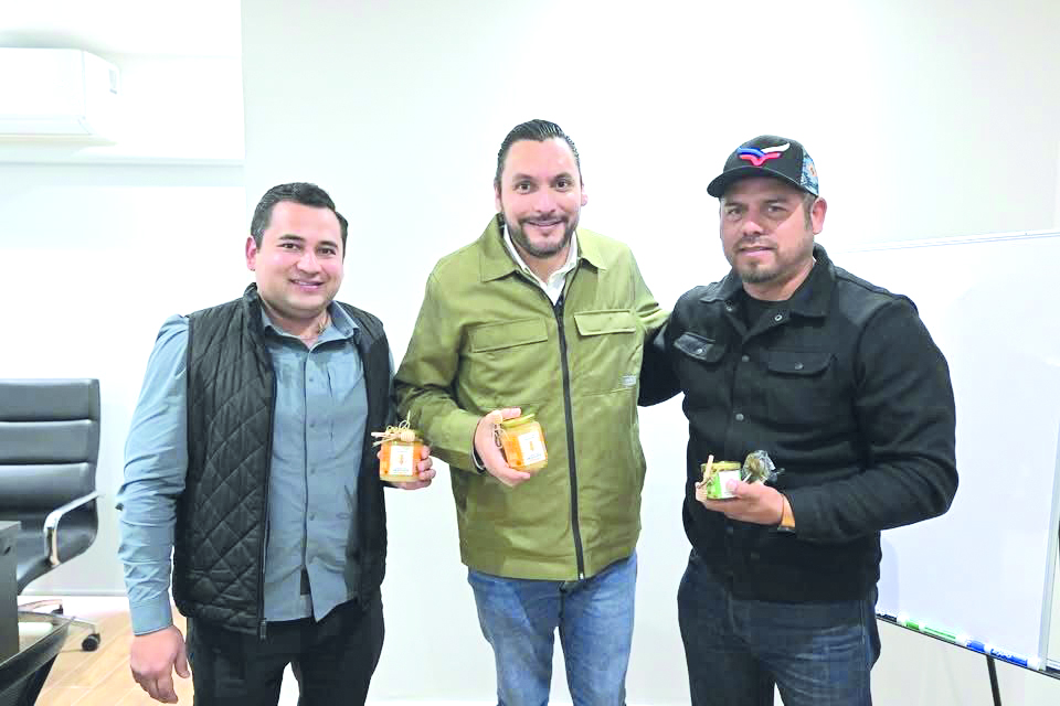 Respalda Carlos Villarreal proyectos de apicultores