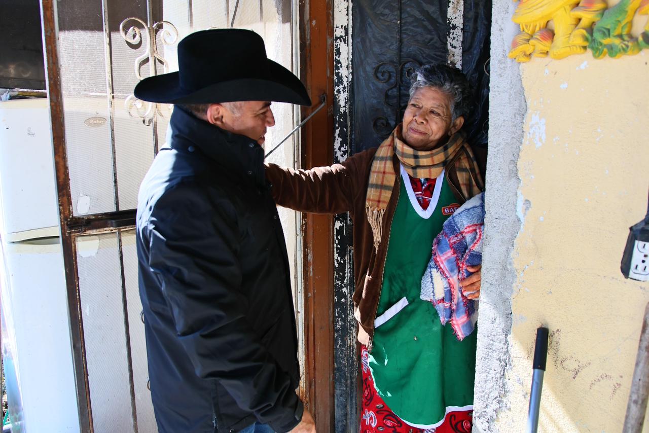 Lleva Chano calor y auxilio a familias