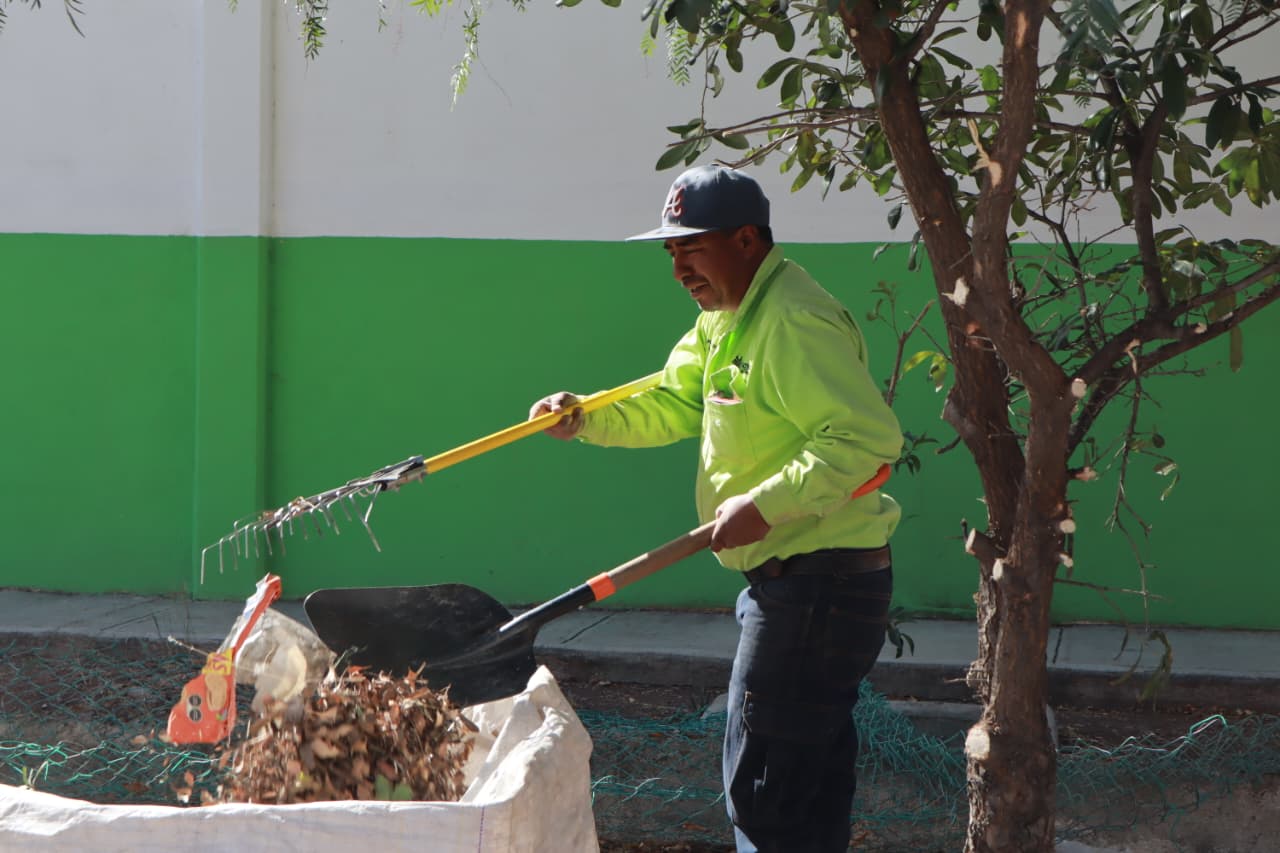 Fortalece Javier Díaz con limpieza y deshierbe Centros Comunitarios