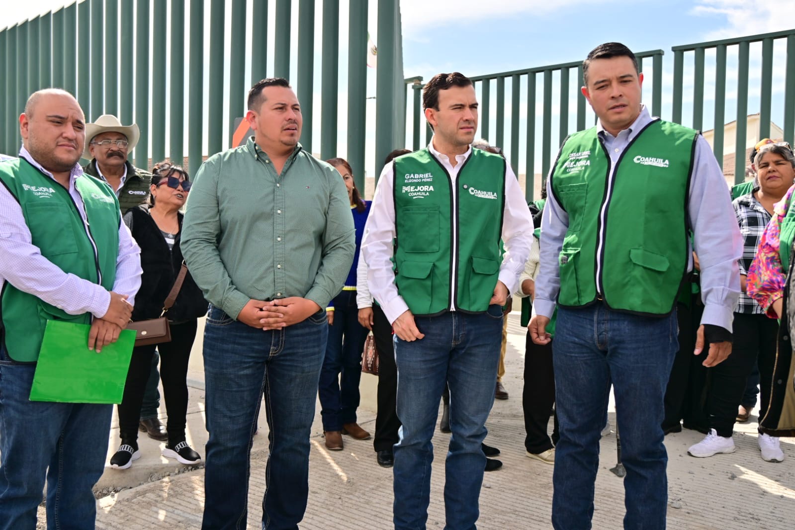 Gabriel Elizondo y Javier Flores supervisan el carril de desaceleración en San Buenaventura