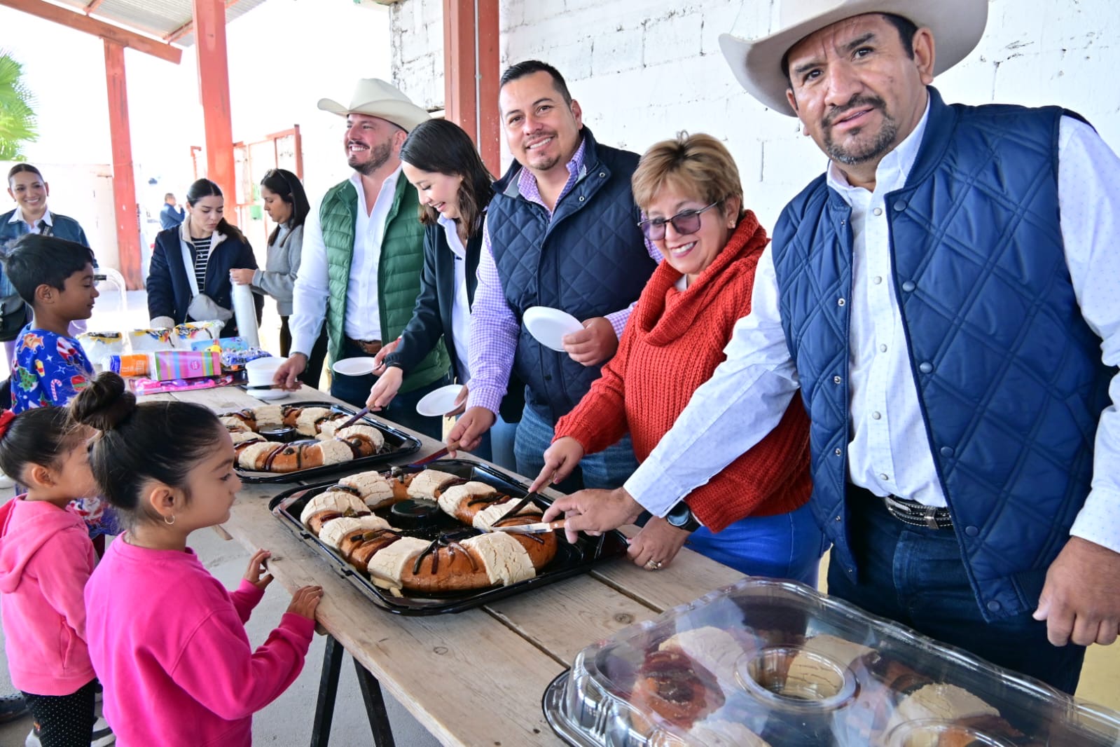 Lleva Javier Flores Día de Reyes a niños en los ejidos