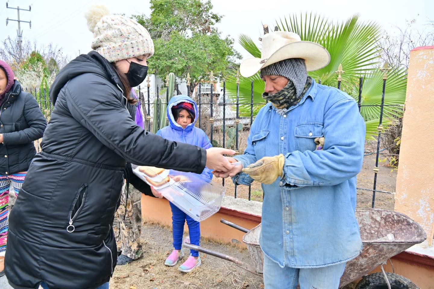 JAVIER FLORES Y EQUIPO MEJORA ABRIGAN A FAMILIAS DEL CAMPO