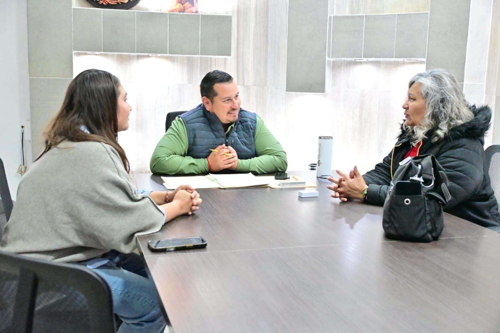 Muestra Javier Flores cercanía con atención
