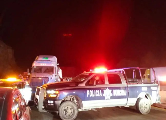 Vuelca tráiler y paraliza carretera 57 por 4 horas