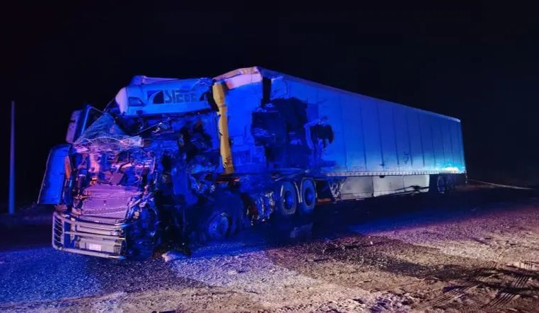 Deja encontronazo entre tráileres a chofer muerto