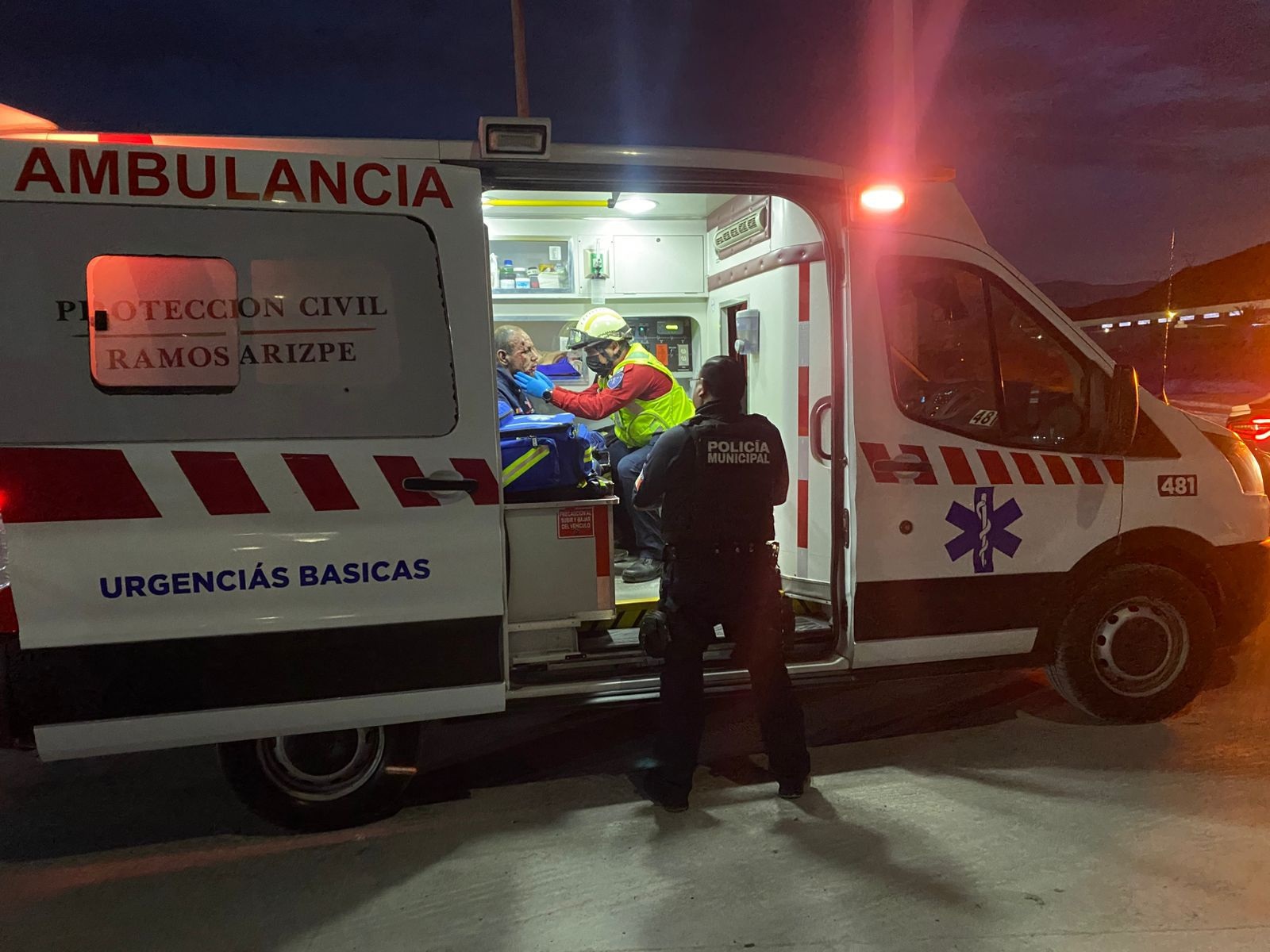 Explota neumático y lesiona a trailero