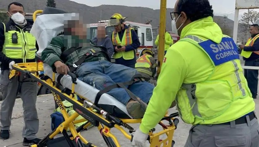 Se atraviesa conductor al tren y resulta herido