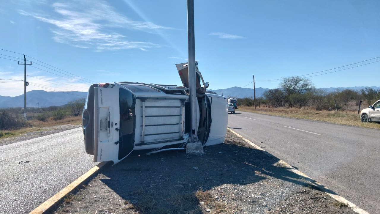 Se vuelca camioneta frente al Hospital General de Palaú