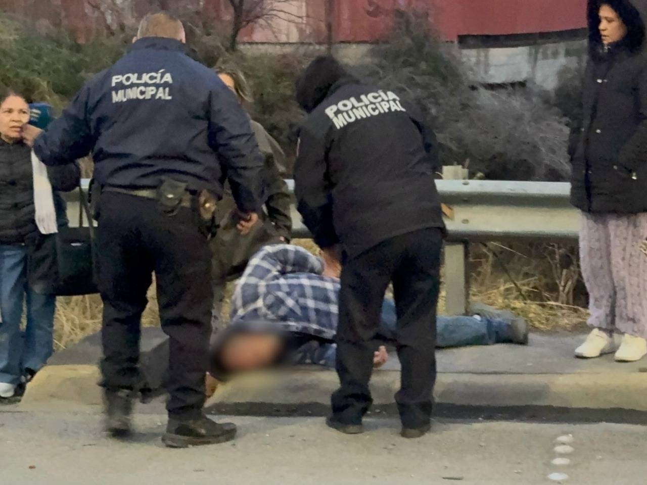 Abuelitos vuelan desde el puente y caen al periférico