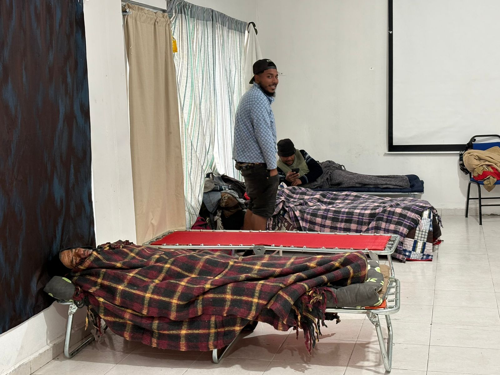 Albergan a migrantes en PC por onda gélida