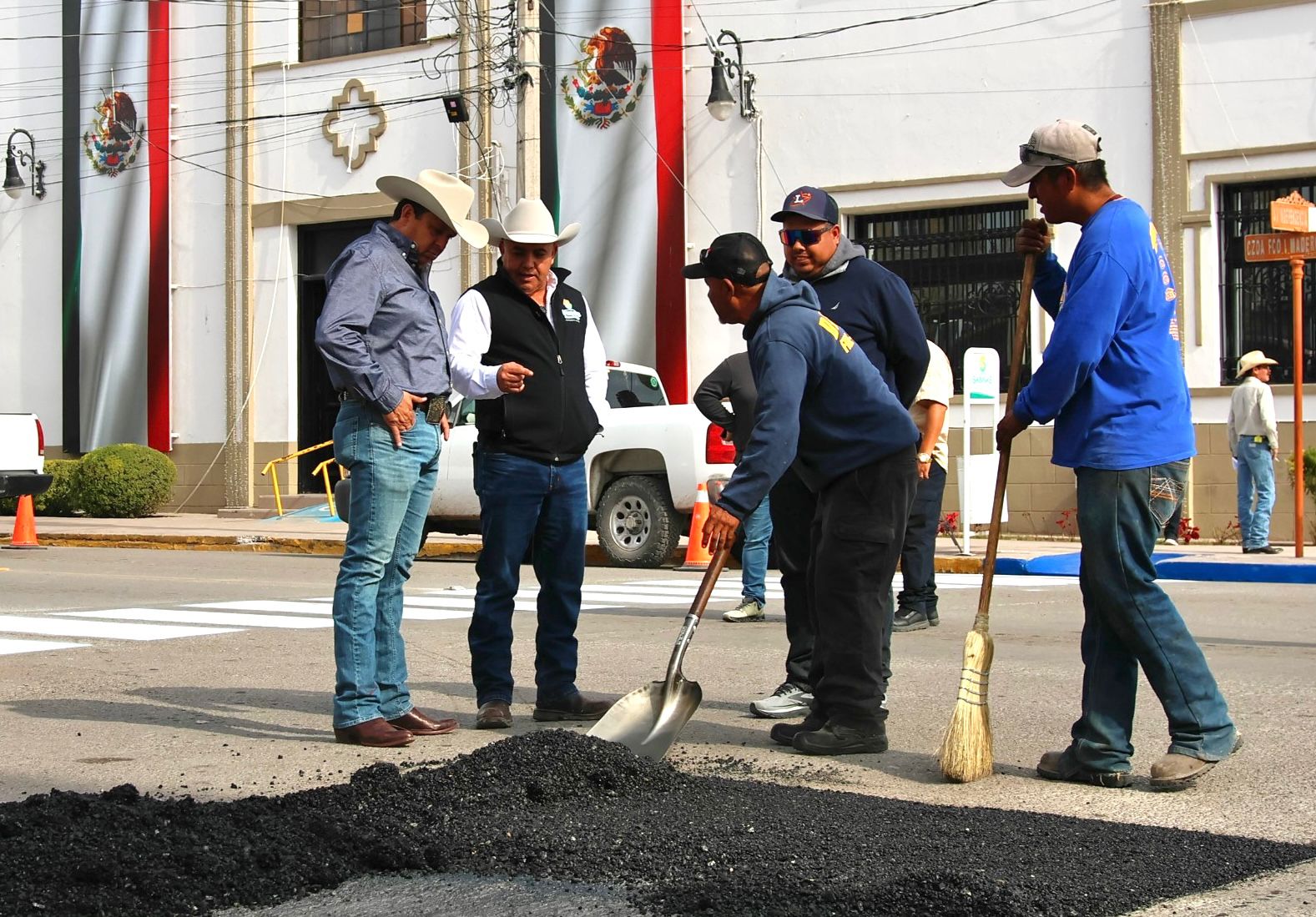Impulsa Chano Díaz bacheo y mejora de cruces peatonales en Sabinas, Agujita y Cloete