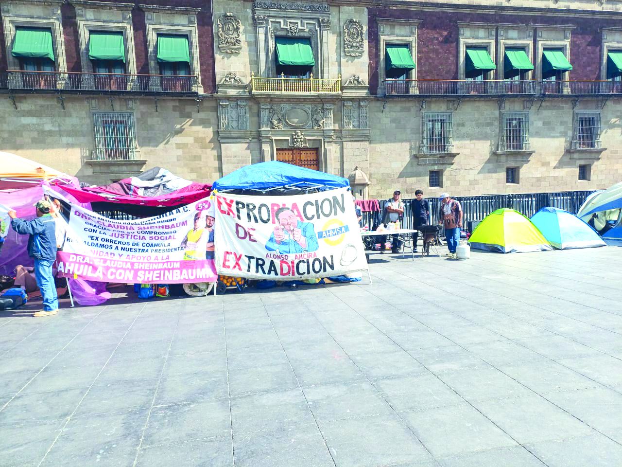 Se plantan 44 ex obreros frente a Palacio Nacional