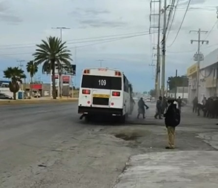 Viven terror a bordo; se incendia camión de ruta