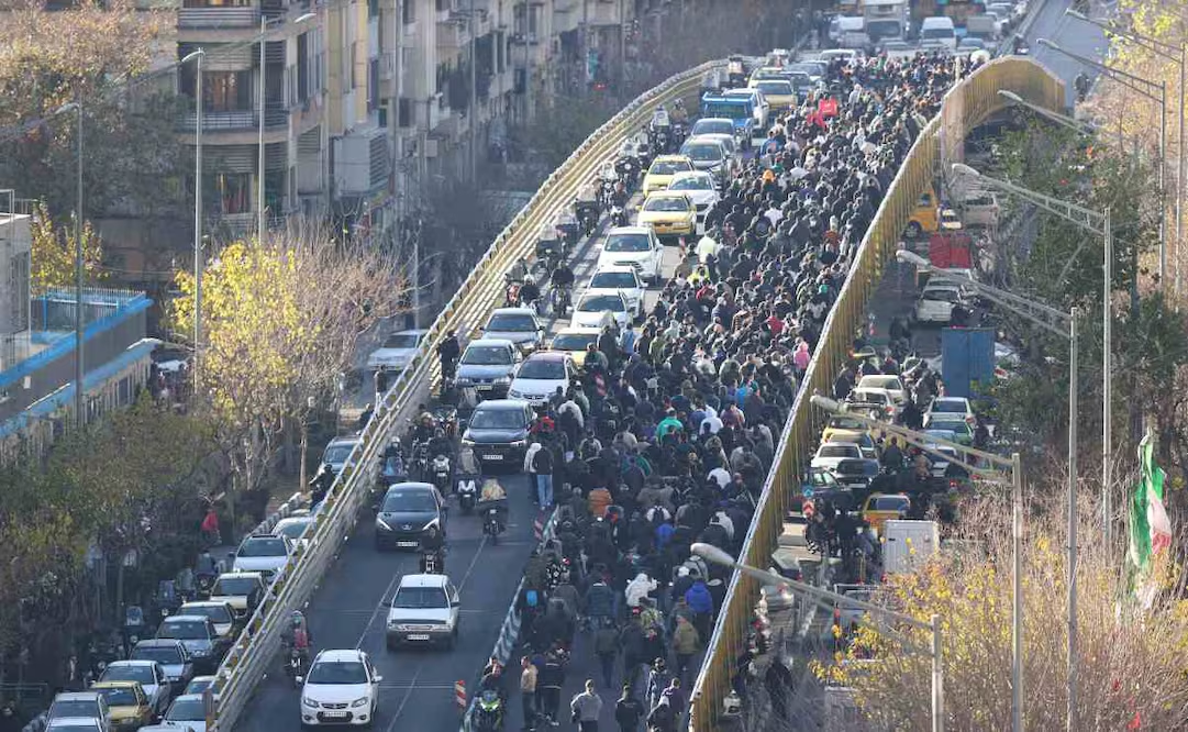 Manifestaciones en Irán dejan 2 policías m*ertos y 30 heridos; van 11 días de protestas