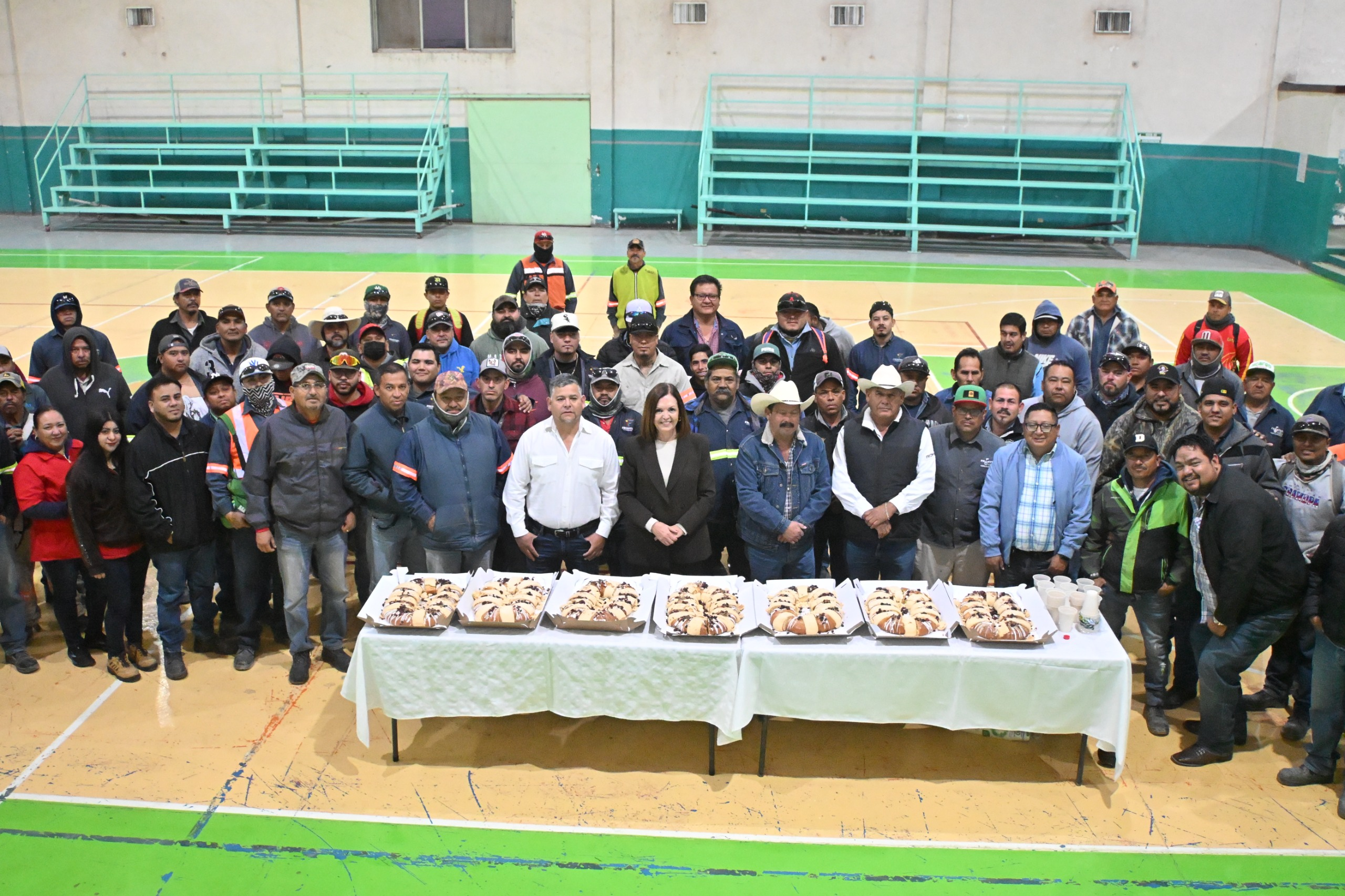 Sari Pérez comparte Rosca de Reyes con el equipo de Servicios Primarios.