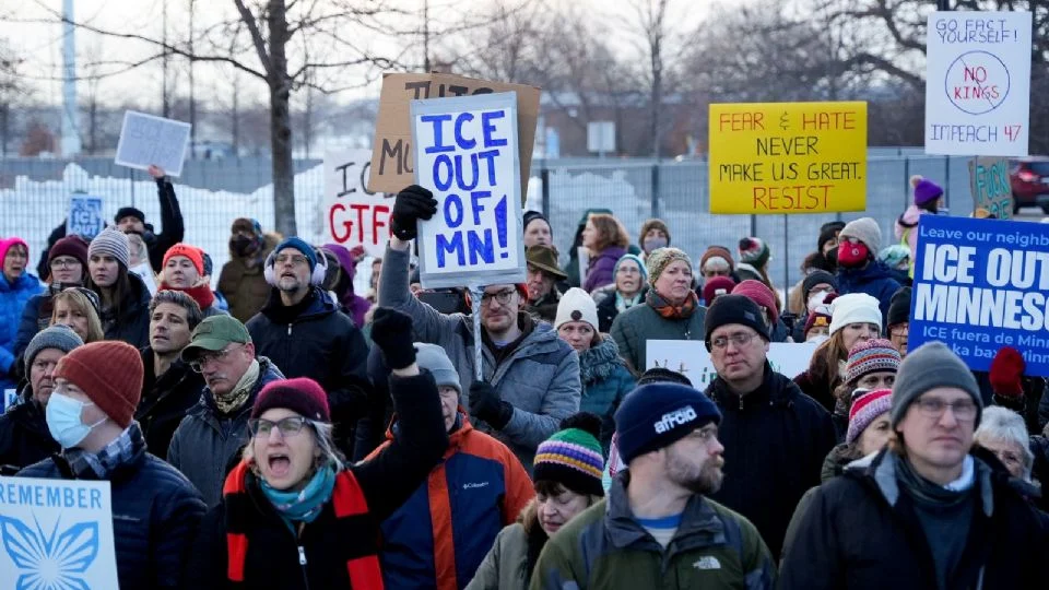 Tensión en Minneapolis: arrestan a varios manifestantes en protesta por ases*nato de Renee Good