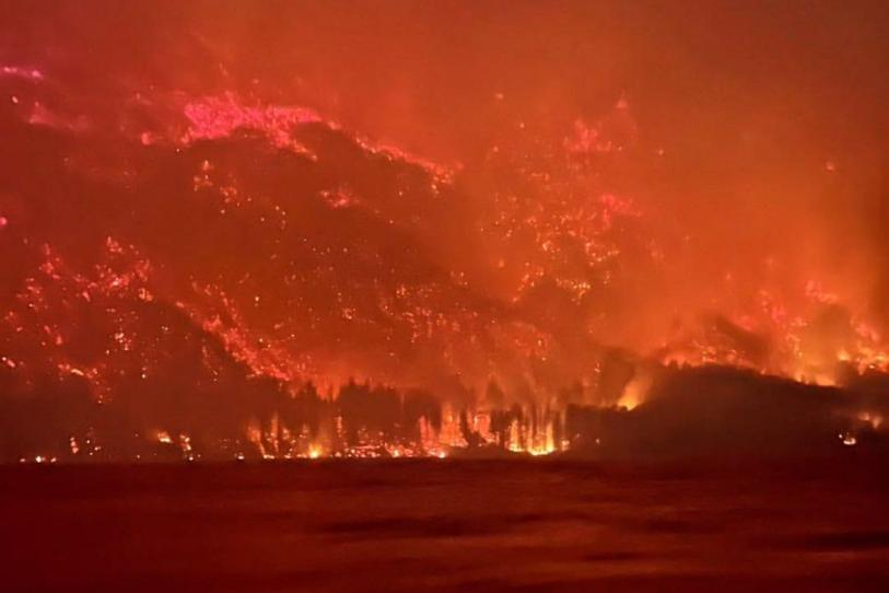 Devastador incendio forestal en la Patagonia; evacúan a 3 mil turistas
