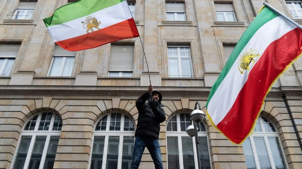 Protestas contra el gobierno de Irán se extienden: sujeto quita la bandera del país islamista de la embajada en Londres