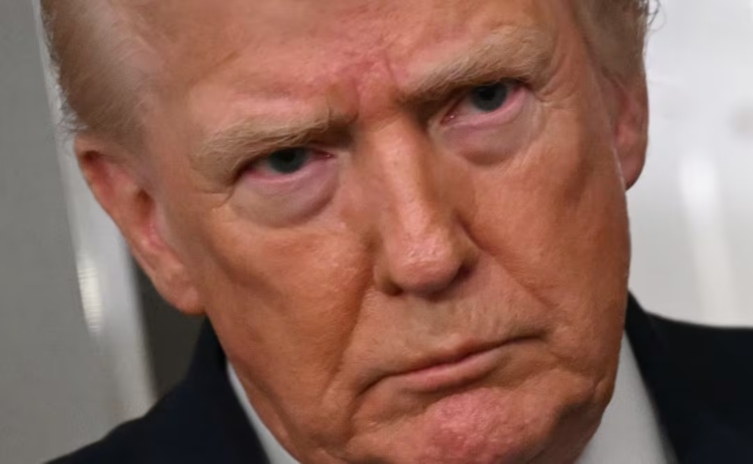 Trump se proclama como “presidente en funciones de Venezuela”; gesto se interpreta como símbolo del control