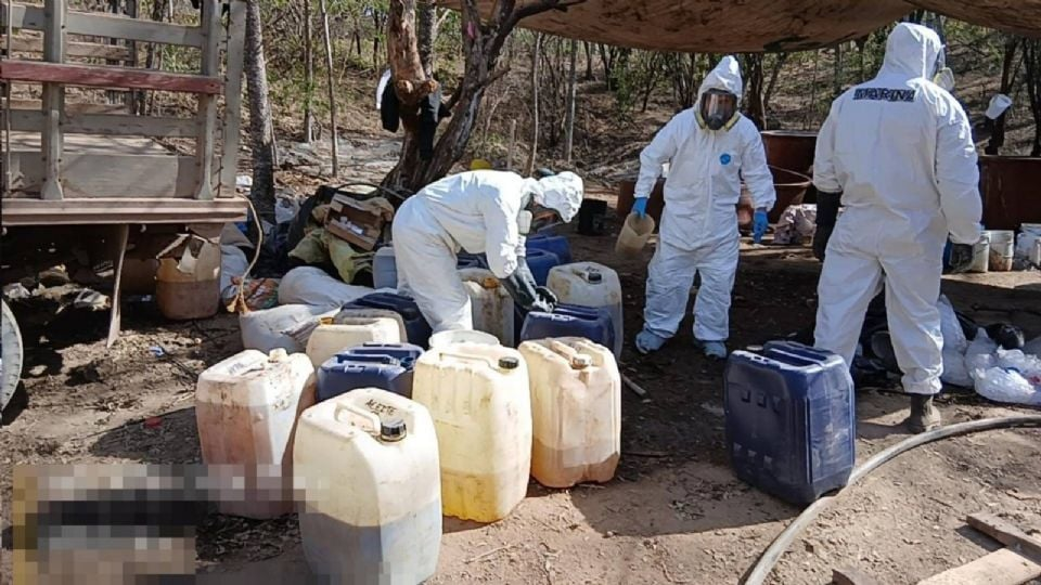 Desmantelan tres laboratorios clandestinos en México; aseguran 700 kilos de dr*gas y 12 mil litros de precursores