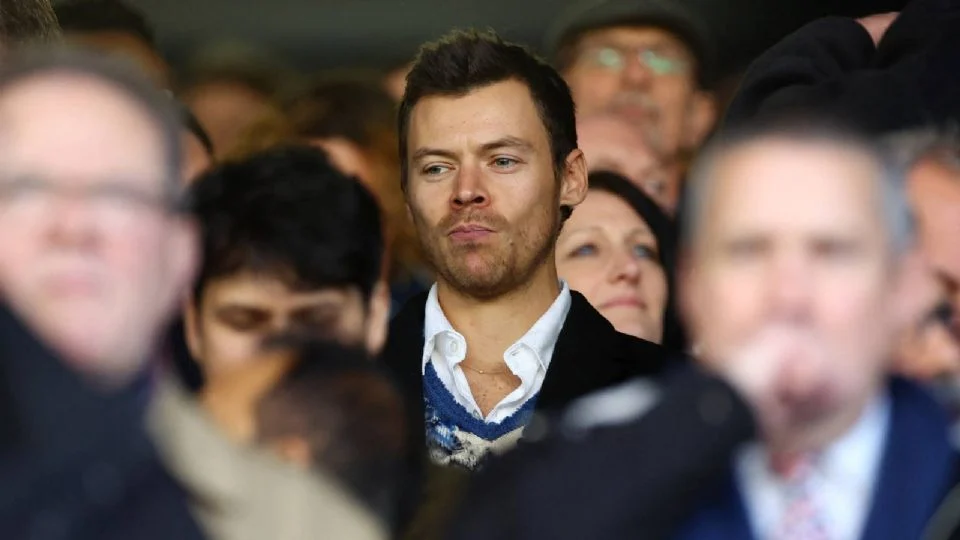 Posible regreso de Harry Styles: colocan carteles en varias ciudades con la frase «See you very soon»