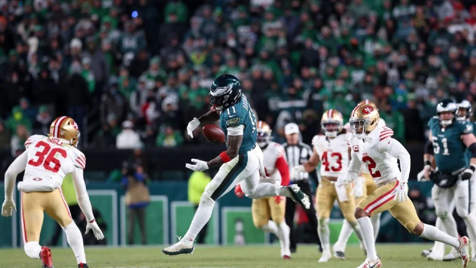 Niño aficionado de Eagles se vuelve viral: Quiere al receptor A.J. Brown con las maletas hechas y al coordinador ofensivo «volteando hamburguesas en McDonald’s»