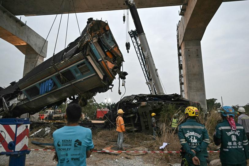 Grúa cae sobre tren en Tailandia, hay 32 muertos y decenas de heridos