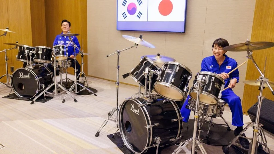 Líderes de Japón y Corea del Sur realizan dueto de batería tras reunión; tocan las canciones «Golden» y «Dynamite»