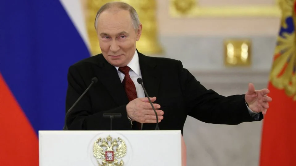 «Países en todo el mundo sufren por el desprecio de sus derechos soberanos»: Putin reaparece, pero evita criticar directamente a Trump