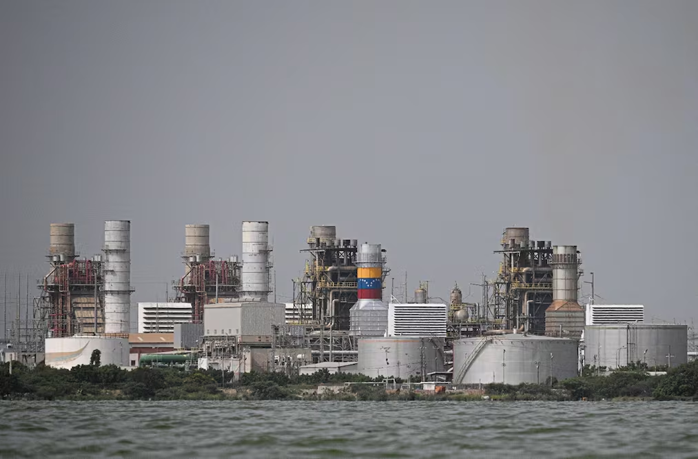 EU completa primera venta de petróleo venezolano, reporta AFP; operación ascendería a 500 millones de dólares