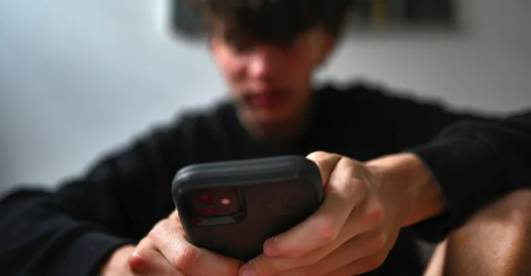 Cierran 4.7 millones de perfiles de menores en redes sociales tras un mes de restricciones en Australia