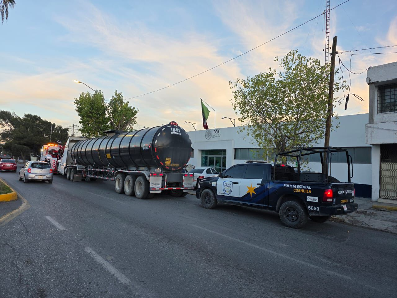 ASEGURA POLICÍA ESTATAL AUTO TANQUE CON HIDROCARBURO ILICITO