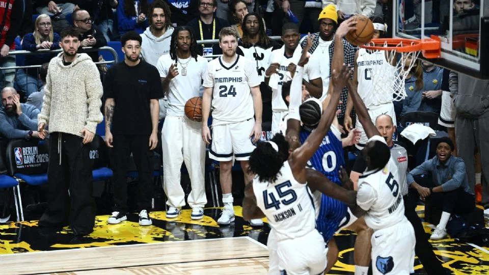 ¡Espectacular! Anthony Black, del Magic, logra clavada sobre cuatro rivales en histórico primer juego de la NBA en Alemania
