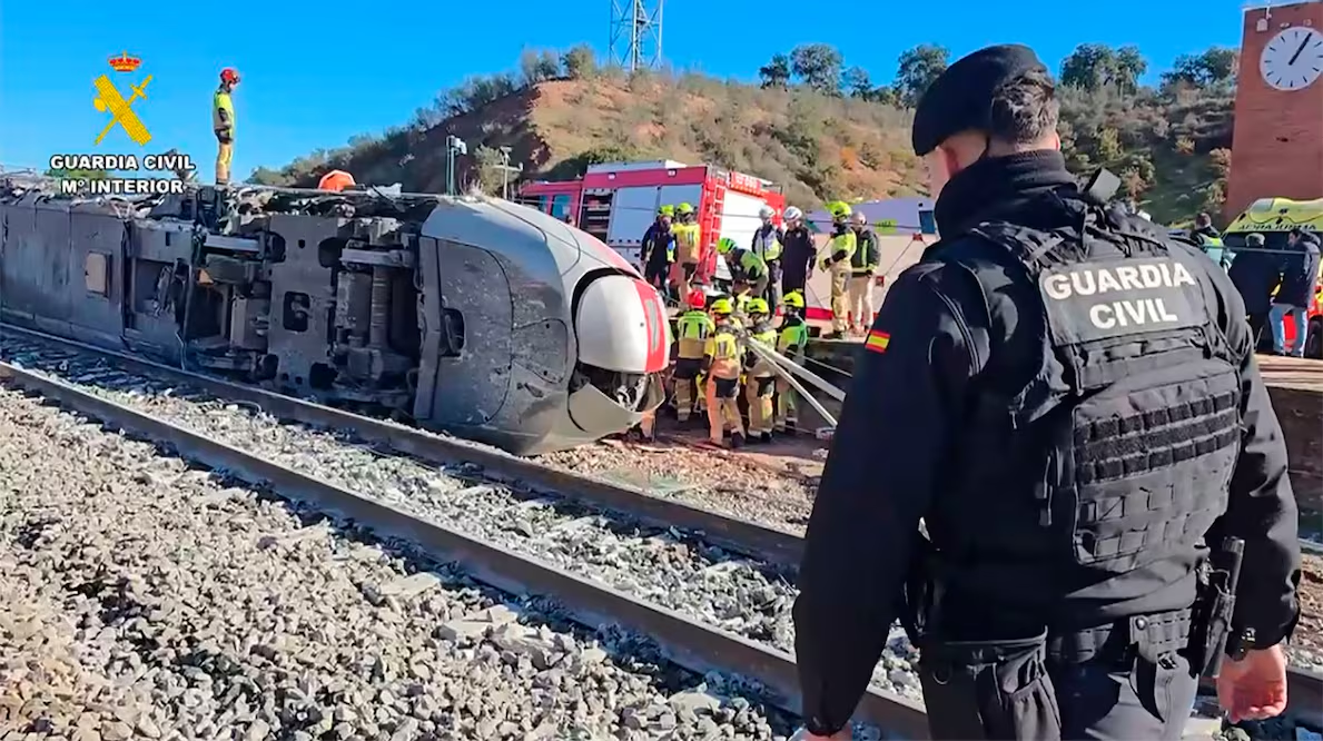 Pedro Sánchez promete esclarecer tragedia ferroviaria en Adamuz; decretan tres días de luto oficial