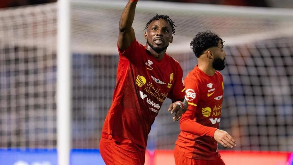 ¡A uno de Cristiano! El mexicano Julián Quiñones marca doblete en triunfo de Al Qadsiah y amenaza al líder de goleo en Arabia Saudita