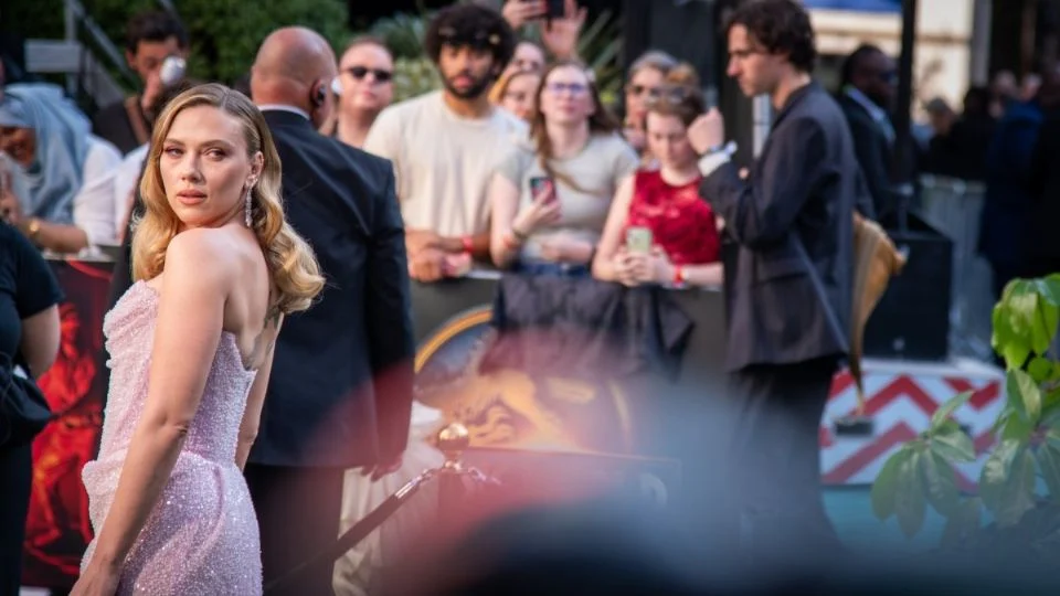 «No es innovación, es robo»: Scarlett Johansson y 800 artistas piden regular aprendizaje de las IA